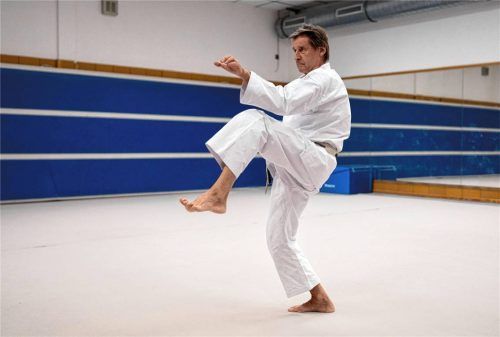 Albert Patzelt überzeugte mit der „Kata Kakuyoko“ im sogenannten Kranich-Stil die Prüfer und errang einen besonders hohen und besonders seltenen Meistergrad in Karate. Foto TSV Mühldorf