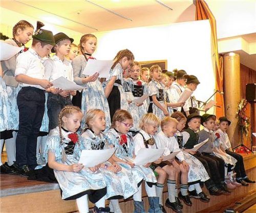 Alle 36 Trachtenkinder sangen unter der Anleitung von Maria Hartl „Engel auf den Feldern singen“.Foto unterforsthuber