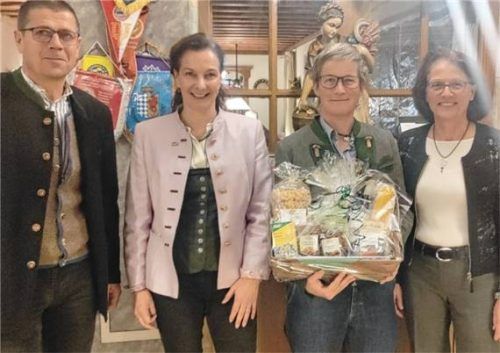 Alois Koller, vlf Rosenheimer Land, Monika Schaecke, AELF, sowie Prof. Dr. Dr. Eva Zeiler und die Behördenleiterin des AELF Rosenheim, Anna Bruckmeier (von links).Foto aelf