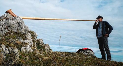 Alphorn „Rosi“ begleitet Gottfried Kirmeier auf Schritt und Tritt. „Und wenn du dir einen Fleck suchst, wo du denkst, allein zu sein, kommen nach kurzer Zeit ganz viele Menschen zu dir!“Foto  privat