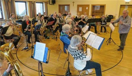 Als „wohltemperierter Klangkörper“ zeigte sich das von Frieder Botzenhardt dirigierte „große“ Rentnerbande-Orchester. Foto Baumann