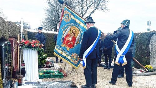 Am offenen Grab verabschiedete sich auch der Priener Veteranenverein von Ernst Rupp.Fotos Hötzelsperger