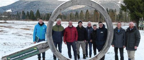 An der großen Lupe trafen sich (von links) Moormanager Wolfgang Thum, Toni Maier (Holzlieferant), Traunsteins Landrat Andreas Danzer, Jürgen Sandner (Geschäftsführer Landschaftspflegeverband Traunstein), Naturschutzreferent Wolfgang Selbertinger, Manfred Merkl (Naturschutzbehörde), Landtagsmitglied Martin Brunnhuber, Inzells Bürgermeister Michael Lorenz und Landtagsmitglied Konrad Baur. Foto HWegscheider