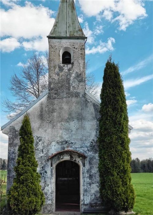 An der Kapelle in Egg, Gemeinde Halfing, nagt ganz gewaltig der Zahn der Zeit. Foto privat