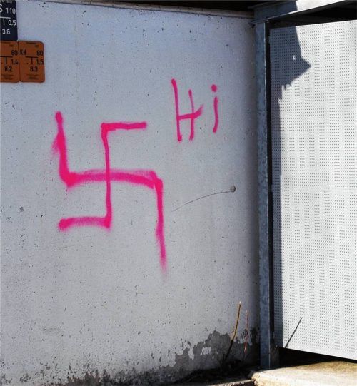 An ein Garagentor wurde unter anderem ein Hakenkreuz geschmiert. Fotos Reisner