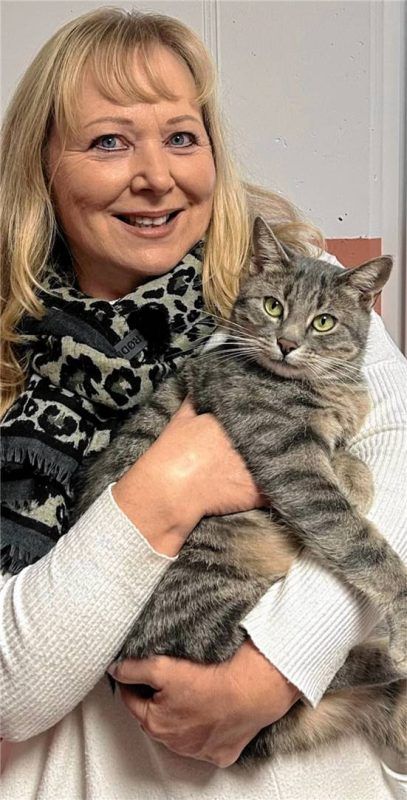 Andrea Thomas, Vorsitzende des Rosenheimer Tierschutzvereins, mit einem Fundtier aus dem Tierheim: Kater Silver aus Bad Endorf. Foto privat