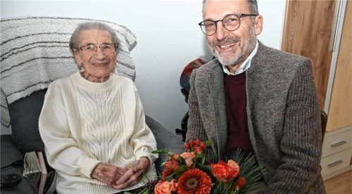 Anna Lackinger feiert ihren 100. Geburtstag. Bürgermeister Olaf Kalsperger kam als Gratulant im Pflegeheim Margarete vorbei. Foto Ruprecht