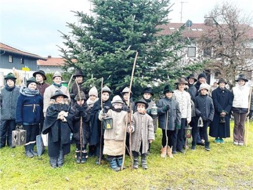 Atzinger Klöpfelkinder auf Mission in Atzing.Foto  Hötzelsperger