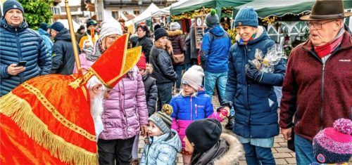 Auch der heilige Nikolaus hat sein Kommen angekündigt und bringt Geschenke für die Kinder mit.