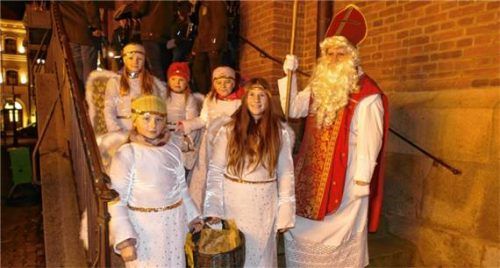 Auch der Nikolaus mit seinen Engeln ist jeden Tag am Christkindlmarkt anzutreffen. Foto  Bachmaier