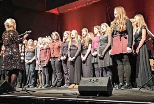 Auch die Schülerinnen der 8d sangen gemeinsam beim Konzert.