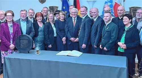 Auch in das Goldene Buch der Stadt Altötting trug sich Steinmeier ein. Sehr zur Freude der Stadträte. Fotos Zaunseder