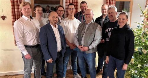 Auf dem Bild von links nach rechts: Thomas Obermaier, Florian Soier, Johannes Kiefinger, Harald Rudolf, Stephan Lenhart, Paul Sageder, Josef Altmann, Josef Altmann jun., Herbert Pfeilstetter und Eva Großen. Nicht auf dem Bild sind: Dr. Mathias Pieroth, Randy Boakye, Elfi Maier und Peter Tingelhoff.Foto UWG Heldenstein