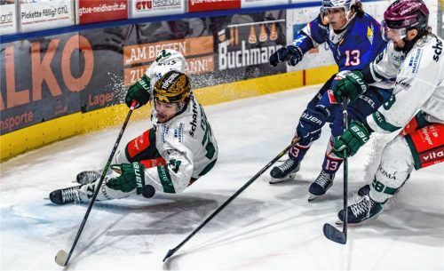 Auf dem Ravensburger Eis sind die Starbulls um Goldhelm Scott Feser (links) und Verteidiger Dominik Kolb wieder einmal ausgerutscht.Foto Imago/Eibner
