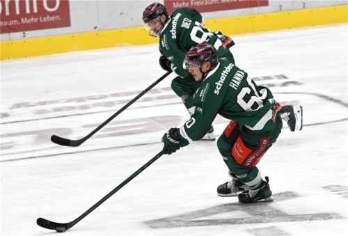 Auf dem Vormarsch: Die Starbulls mit Shane Hanna (vorne) und Fabian Dietz haben zuletzt drei Spiele in Folge gewonnen.Foto Hans-Jürgen Ziegler