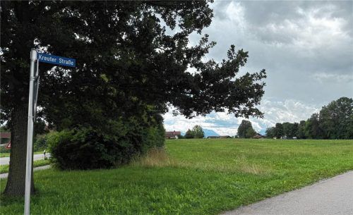 Auf diesem Grundstück an der Kreuter Straße soll gebaut werden. Das neue Feuerwehrhaus wird deutlich mehr Platz, moderne Räume und einen Übungsturm bieten. Foto Gemeinde Stephanskirchen