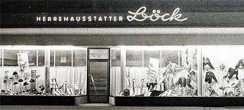 Aufnahme aus dem Jahr 1955 - die Fensterfront an der Bahnhofstraße 2 in Rosenheim.