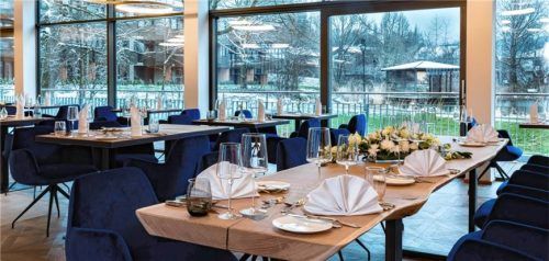 Aus dem neuen Restaurant „Parkblick“ haben die Gäste einen Blick auf den Kurparksee und in die Berge.