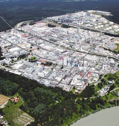 Aus der Luft ist das Werk der Wacker Chemie AG in Burghausen zu sehen. Foto Achim Zeller / Wacker Chemie AG dpa/lby ++ +++ dpa-Bildfunk +++