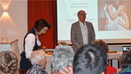 Ausgelassene Feier zum 25-jährigen Bestehen des Gesundheitszentrums: Hier freuen sich Initiatorin Lisa Hillermeier und Diplom-Psychologe Michael Bachg. Foto eder