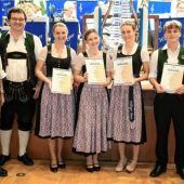 <p>Ausgezeichnete Musiker: (von links) Leonhard Eisner, Michael Stadler, Christina Weichinger, Leonie Stadler, Helena Stadler, Johannes Reimeier und Andreas Mayer.</p>