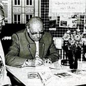 <p>Autogrammstunde mit Hans Ernst (Mitte), Stadtrat Anton Müller (links) und Kulturreferent Dr. Keitz.Foto  Stadler</p>