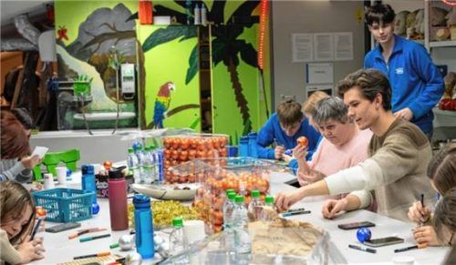 Azubis der Firma ODU und Bewohner aus Ecksberg arbeiten bei einem Kunstworkshop zusammen. Foto ODU