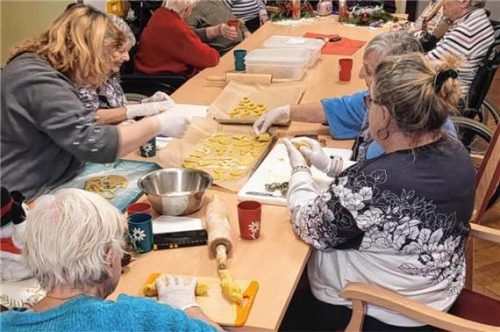 Backen, Naschen und Ratschen: Das Plätzchenbacken stimmt auf der Burg Maria Stern in die Weihnachtszeit ein.
