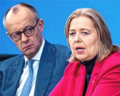 Bärbel Bas (SPD), Bundesministerin für Arbeit und Soziales, spricht neben Bundeskanzler Friedrich Merz (CDU). Foto dpa