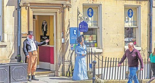 Bath ist eine Reise wert: Jane Austen Center (gr. F.) und das römische Bad (r.). Tipp: Reiseführer von Antje Gerstenecker (l.).

Fotos  Imago/Pond5 Images/Depositphotos/Dreamstime, BruckmannVerlag