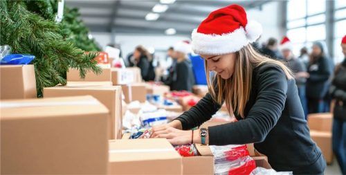 Bedürftige Mitbürger kann man einmalig an Weihnachten unterstützen – oder längerfristig im Ehrenamt.Fotos adobestock