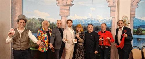 Beeindruckende Darbietung: (von links) Simon Hopf, Dipl.-Ing. Günther Schmitt, Andi Mühlbauer, Pablo Krause, Birgit Schier, Alfons Augustin, Valentin Schwe und Mario Schmitt. Foto Club der Zauberer Rosenheim