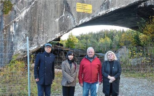 Beeindruckt von der Erinnerungsarbeit im Mühldorfer Hart (von links): Dr. Ian-Tsing Dieu, Generaldirektor der Taipeh-Vertretung in München, die taiwanesische Parlamentarierin Jie Huang mit Franz Langstein (Für das Erinnern – KZ-Gedenkstätte im Mühldorfer Hart) und Kreisrätin Sandra Bubendorfer-Licht. Foto  König
