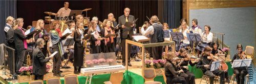 Beeindruckten durch ihre Homogenität: der Chor Regenbogen und die Musiker des Bläserkreises. Foto Egger