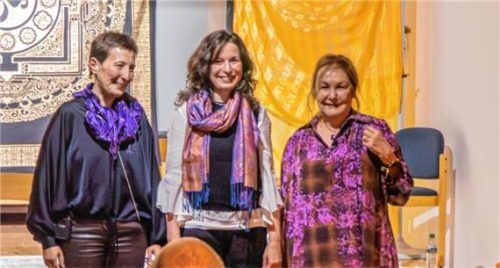 Begeisterte Zuhörer feierten (von links) Märchenerzählerin Alessandra De Crescenzo, Blockflötensolistin Silvia De Crescenzo und Journalistin Christiane Giesen für ihren Abend rund um die Marquartsteiner Märchenerzählerin Elsa Sophia von Kamphoevener.Foto flug