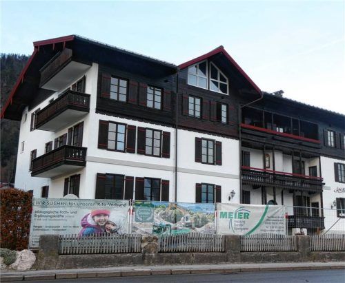 Begonnen wurden jetzt die Umbauarbeiten im ehemaligen Krankenhaus an der Tiroler Straße. Auf dem Grundstück dahinter ist der Bau der Kindertagesstätte geplant. Foto Hauser