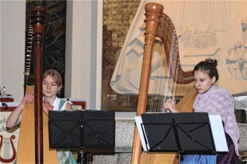 Beherrschten alle Saiten ihres Instrumentes virtuos: (von links) Sophie Langwieder und Antonia Kapsegger.