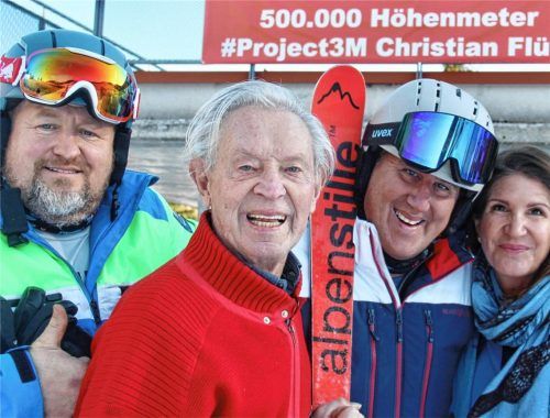 Bei allem Stress mit dem Weltrekord-Kampf dürfen der Spaß und die Geselligkeit nicht fehlen. Christian Flühr (Zweiter von rechts) schob für seine Physiotherapeutin Sandra Gutheil mit ihrem Vater Dr. Eberhard Gutheil, dem mehrfachen WM-Skifahrer der Ärzte, eine gemütliche Pause ein. Das kam auch seinem ständigen Skibegleiter Josef Waller (links) aus Niederaudorf (Kaindlwirt) sehr entgegen.Foto  Schmidt