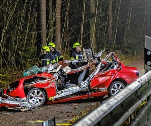 Bei dem schweren Verkehrsunfall kurz vor Palling verlor ein junger Traunreuter (18) sein Leben. Foto Montage: 112News/M.Benje