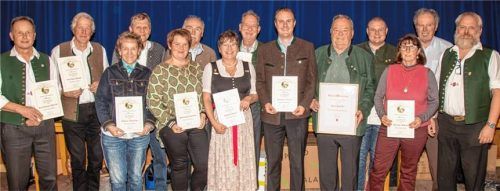 Bei den Ehrungen: (von links) Josef Reichenberger junior, Hans Kislinger, Anneliese Ellmeier, Pankraz Weiß, Christine Sifferlinger, Hans Rummel, Sigrid Dippold, Armin Dippold, Michael Kislinger, Josef Lex, Simon Höß, Monika Thrainer und Peter Minnich mit Vorsitzendem Stephan Höß. Foto SC Seeham
