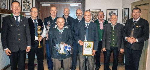 Bei den Ehrungen: (von links) Kassier Johannes Ehberger, Harry Franke, Sigfried Franke, August Wieser, Bernhard Krichbaumer, Andreas Riedl, Adolf Scheibenzuber, Konrad Häußler, Jakob Zehetmayer und Vorsitzender Konrad Krichbaumer.Foto Stache