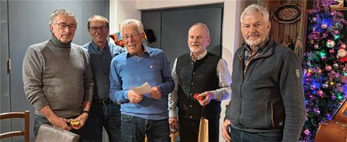 Bei den Ehrungen: (von links) Klaus Ametsbichler, Zweiter Vorsitzender Fritz Rosner, Vorsitzender Karl Hegele, Franz Wagner und Karl Moser. Foto RE