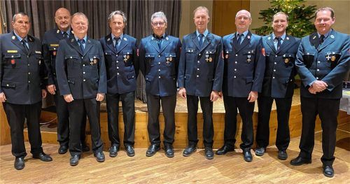 Bei den Ehrungen: (von links) Kreisbrandinspektor Max Goldbrunner, Kreisbrandmeister Werner Meier-Matheke, Martin Maier, Stefan Weigl, Thomas März, Hans Bartl, Josef Messerer, Kommandant Sepp Schöpfer und Vorsitzender Rainer Eichner. Foto RE