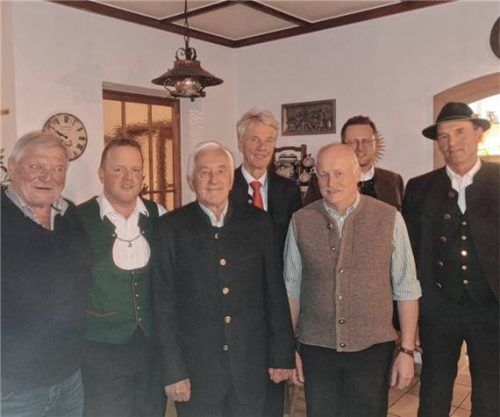 Bei den Ehrungen: (von links) Peter Walter (48 Jahre Revisor), Schatzmeister Hubert Lechner, Sebastian Grünwald (44 Jahre Revisor), Vorsitzender Felix Schwaller, Anton Zehetmaier, Bürgermeister Stephan Schlier und Sepp Hundhammer.Foto re