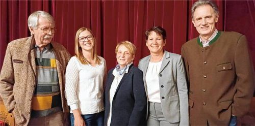 Bei der Aufstellungsversammlung für die Liste „Gemeinsam für Übersee“ (GfÜ) des künftigen Gemeinderats stellen sich auf den ersten fünf Plätzen (von links) Leo Segin, Sandra Huber, Erika Stefanutti, Uschi Geiger und Stefan Haneberg zur Wahl. Foto Giesen