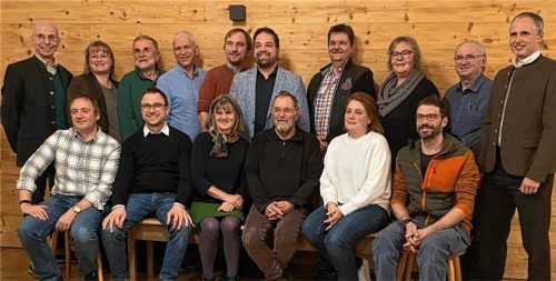 Bei der Aufstellungsversammlung: (hinten, von links) Dr. Wolfgang Weißmüller, Krisztina Daumoser-Csida, Thomas Schwarzenbeck, Hermann Jäger, Michael Münch-Wechselberger, Dr. Florian Haas, Michael Schlarb, Marion Lebang, Josef Feuerer und Dr. Stefan Dörfler sowie (vorne, von links) Christian Raßmann, Andreas Leitmannstetter, Rosmarie Heimann, Karl Ziegler, Andrea Wegerer Goncalves und Markus Königseder. Foto Meindl
