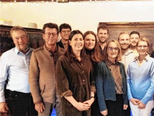 Bei der Aufstellungsversammlung stellte Sabine Huber (vorne Mitte) ihre Mitbewerber vor. Foto Wastl