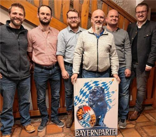 Bei der Aufstellungsversammlung: (von links) Ortsvorsitzender und Gemeinderat Georg Wörndl, Anton Anner, Bastian Andrelang, Michael Hailer und Johann Berghammer sowie Kreisvorsitzender Helmut Freund.Foto Bayernpartei