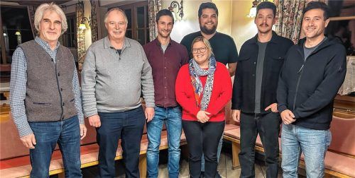 Bei der Aufstellungsversammlung: (von links) Ambros Huber, Roger Diller, Rainer Maier, Conny Liegl, Tobias Hofbauer, Tobias Oettl und Michael Hauser. Foto re