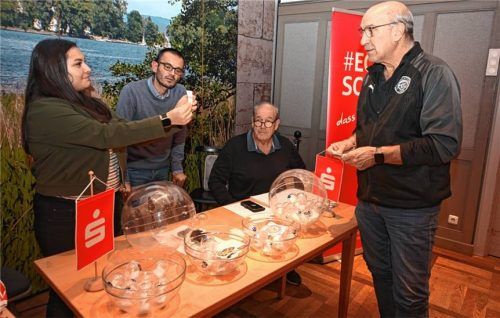 Bei der Auslosung: Anna-Maria Raja und Werner Wirkner von der Sparkasse Rosenheim-Bad Aibling, Turnierleiter Peter Holzapfel und Kreis-Schiedsrichterobmann Sepp Kurzmeier (von links).Foto Franz Ruprecht